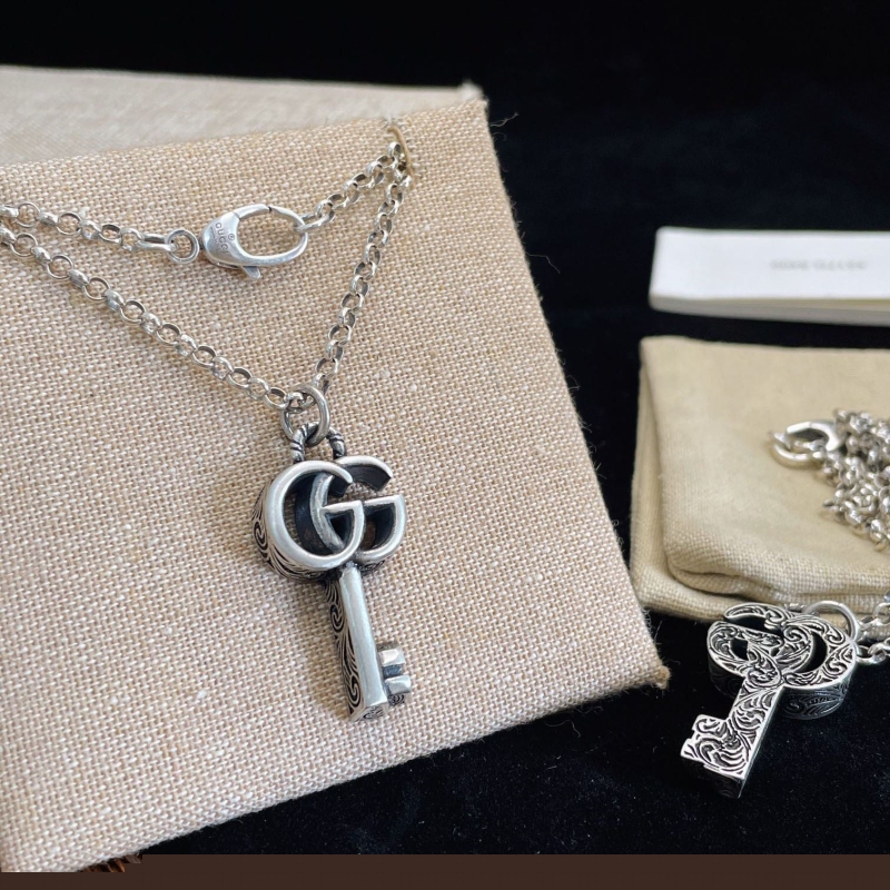 G*u*i necklaces